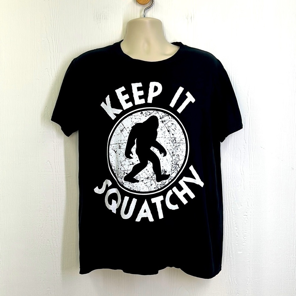 Anvil - Keep It Squatchy Black And White Logo Short Sleeve Shirt Size Large